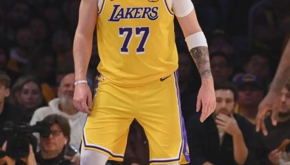 一竞技首页-东契奇伤愈复出赛前复出首秀，广州队赛后战术微调瞬间刷屏的简单介绍